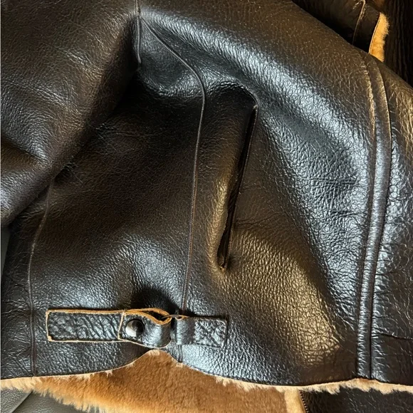 Elegant Black and Tan Shearling Leather Jacket - Picture 6 of 15